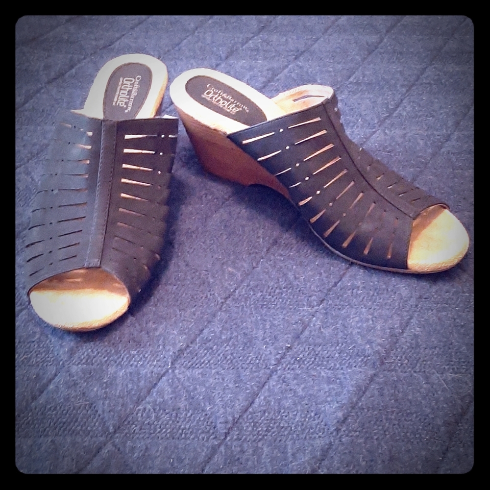Sz. 11 Black mules w/flattering cutouts
